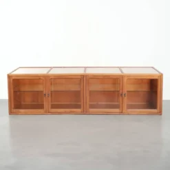 Grand comptoir en bois vintage / vitrine avec 4 portes et du verre.