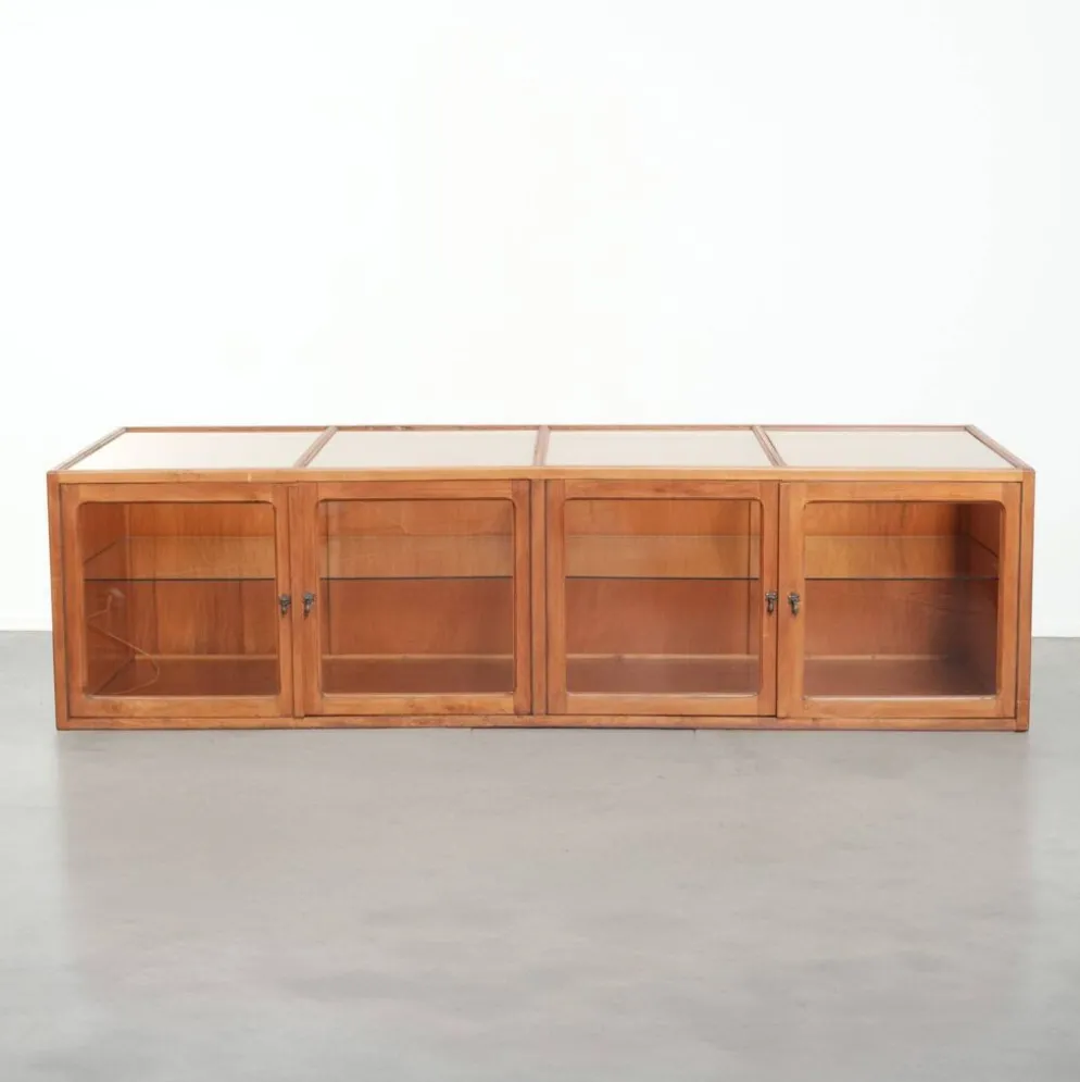 Grand comptoir en bois vintage / vitrine avec 4 portes et du verre.