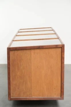 Grand comptoir en bois vintage / vitrine avec 4 portes et du verre.