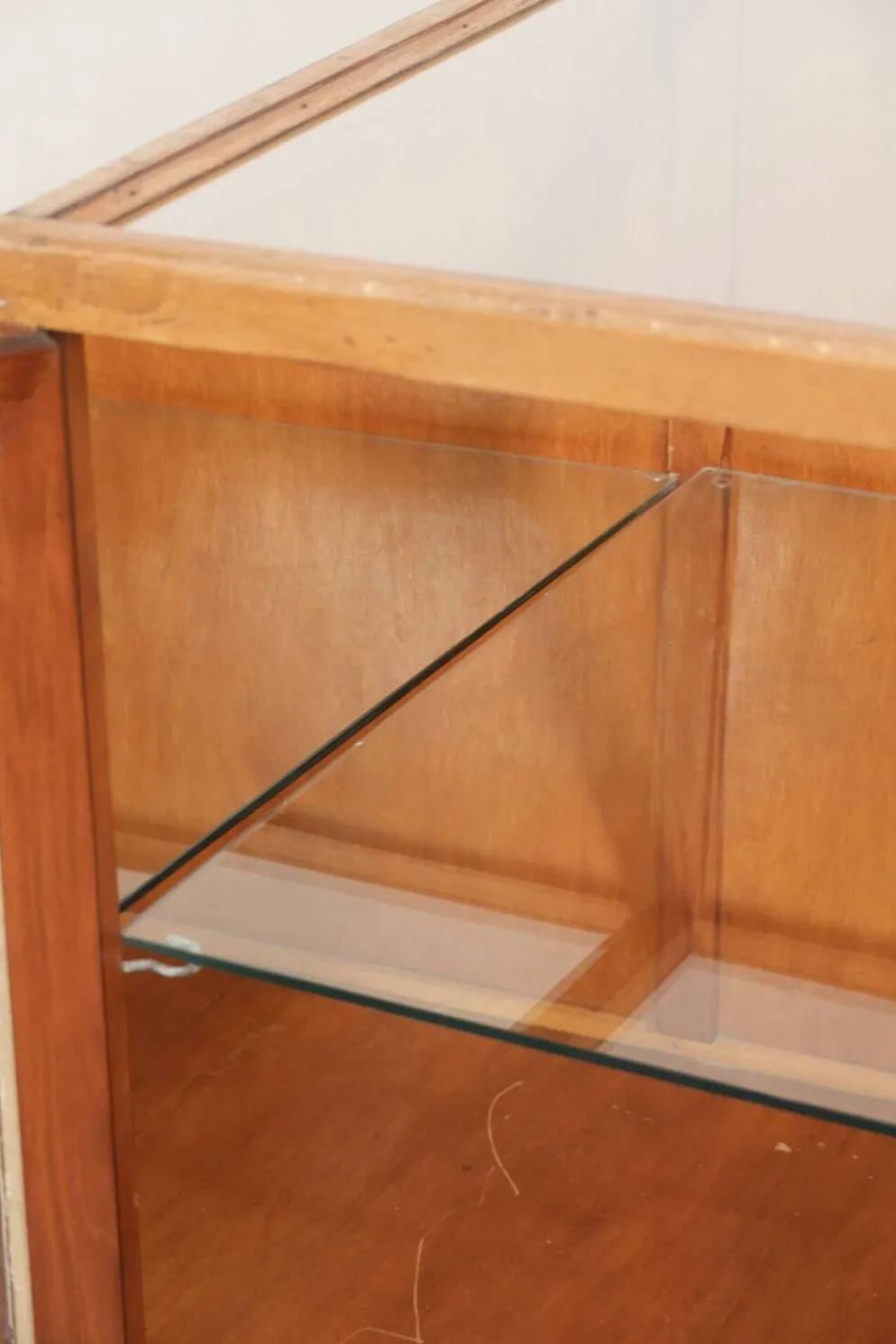 Grand comptoir en bois vintage / vitrine avec 4 portes et du verre.