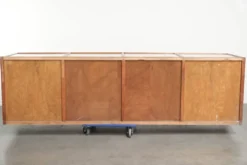 Grand comptoir en bois vintage / vitrine avec 4 portes et du verre.