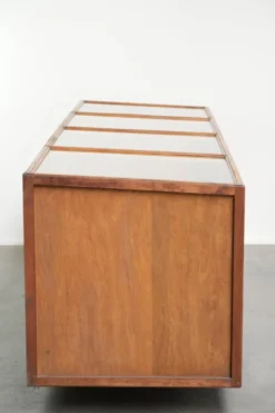 Grand comptoir en bois vintage / vitrine avec 4 portes et du verre.