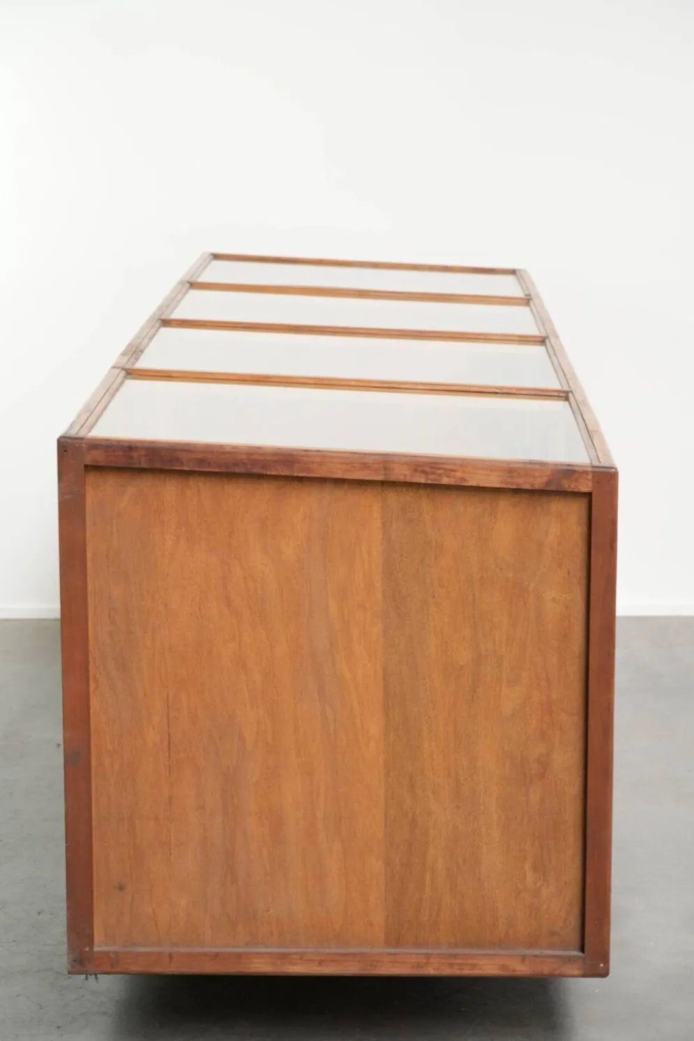 Grand comptoir en bois vintage / vitrine avec 4 portes et du verre.