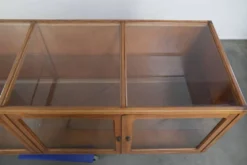 Grand comptoir en bois vintage / vitrine avec 4 portes et du verre.