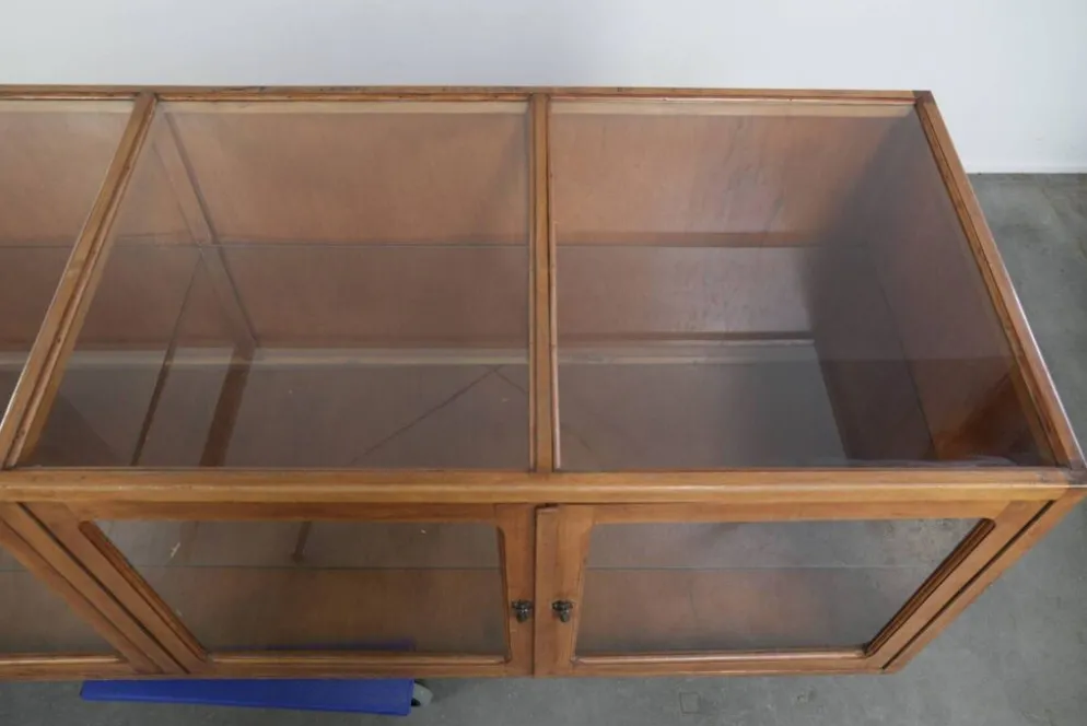 Grand comptoir en bois vintage / vitrine avec 4 portes et du verre.