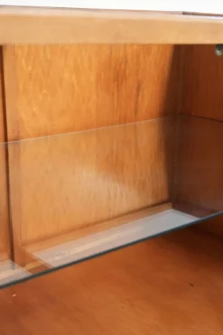 Grand comptoir en bois vintage / vitrine avec 4 portes et du verre.