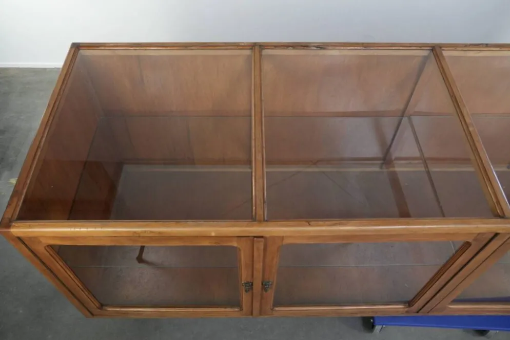 Grand comptoir en bois vintage / vitrine avec 4 portes et du verre.