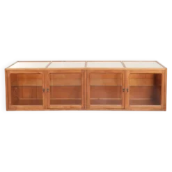 Grand comptoir en bois vintage / vitrine avec 4 portes et du verre.