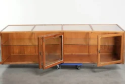 Grand comptoir en bois vintage / vitrine avec 4 portes et du verre.