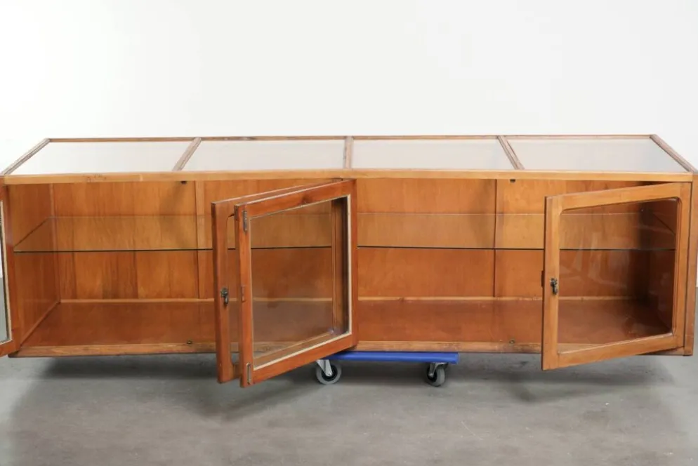 Grand comptoir en bois vintage / vitrine avec 4 portes et du verre.