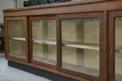 Grand comptoir/enfilade de métier avec portes coulissantes vitrées
