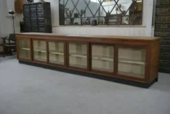 Grand comptoir/enfilade de métier avec portes coulissantes vitrées