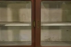 Grand comptoir/enfilade de métier avec portes coulissantes vitrées