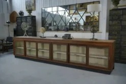 Grand comptoir/enfilade de métier avec portes coulissantes vitrées