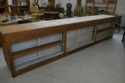 Grand comptoir/enfilade de métier avec portes coulissantes vitrées