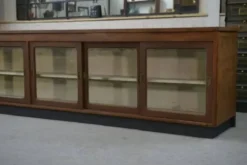 Grand comptoir/enfilade de métier avec portes coulissantes vitrées