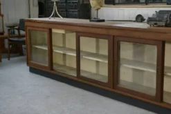 Grand comptoir/enfilade de métier avec portes coulissantes vitrées