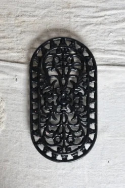 Grand dessous de plat vintage fonte ovale noir - Décor ajouré