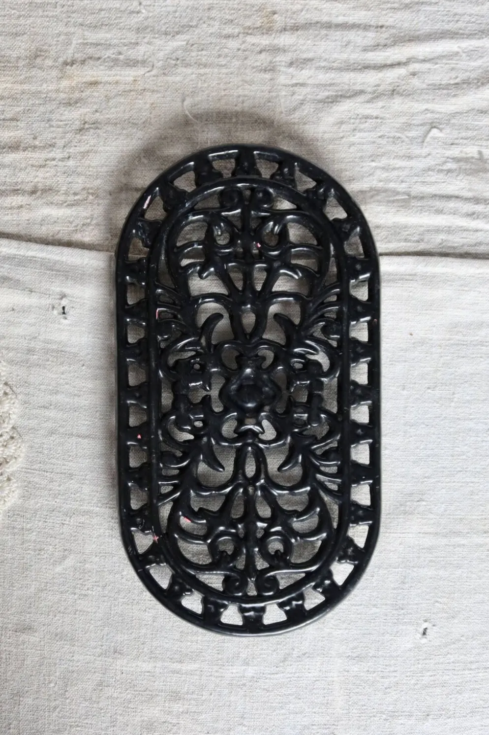 Grand dessous de plat vintage fonte ovale noir - Décor ajouré