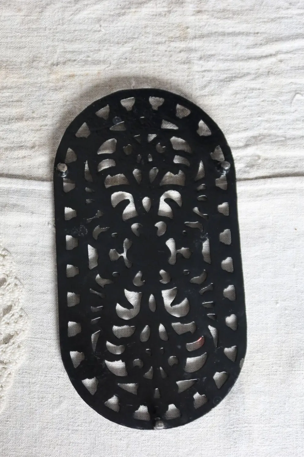 Grand dessous de plat vintage fonte ovale noir - Décor ajouré