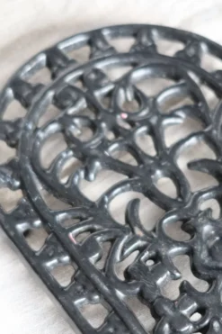 Grand dessous de plat vintage fonte ovale noir - Décor ajouré