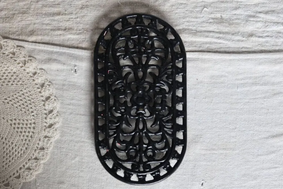 Grand dessous de plat vintage fonte ovale noir - Décor ajouré