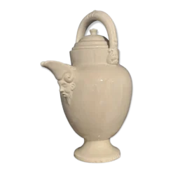 Grande aiguière en faïence blanche à bec verseur en tête de satyre XIXe