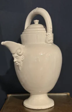 Grande aiguière en faïence blanche à bec verseur en tête de satyre XIXe