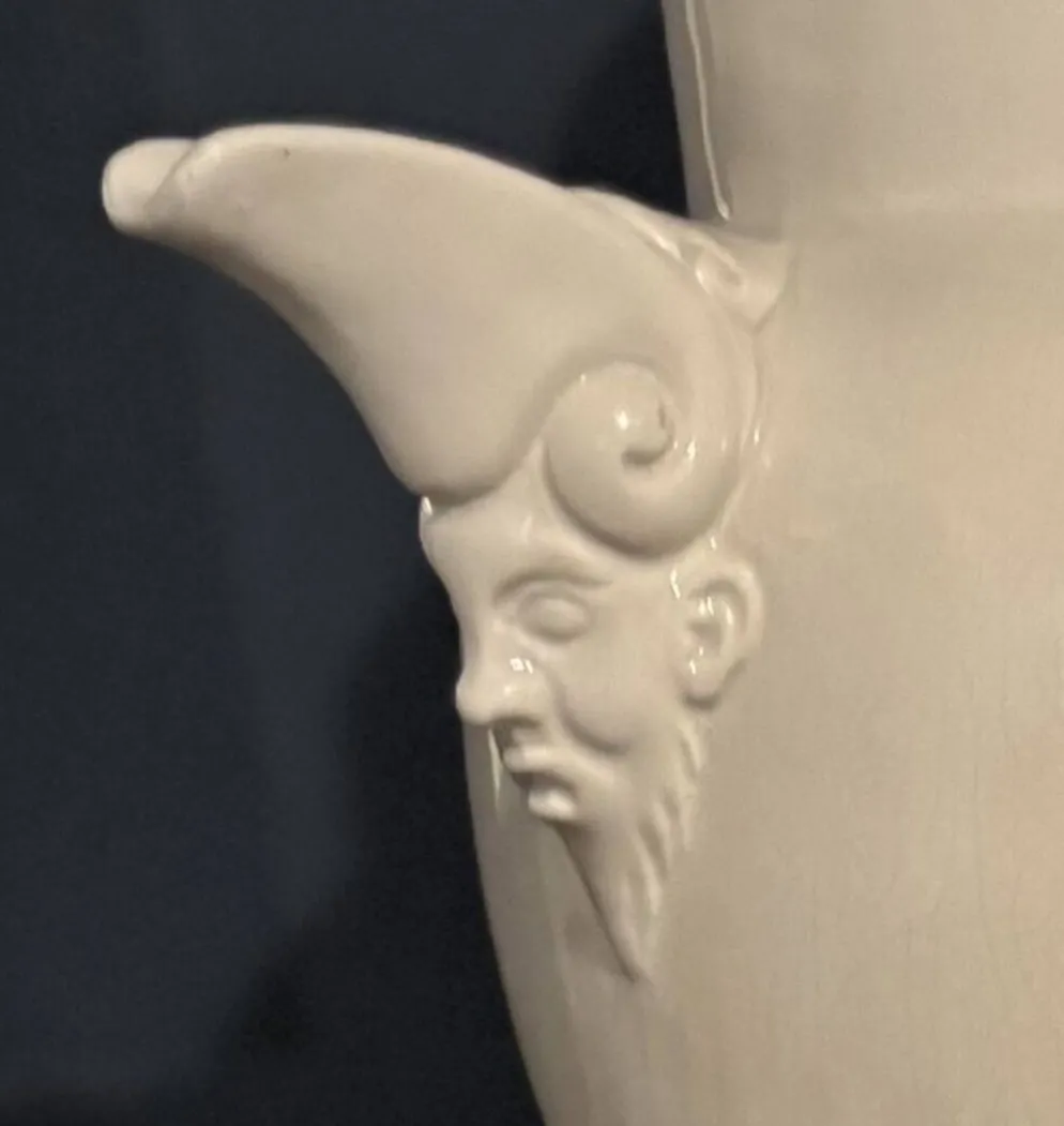 Grande aiguière en faïence blanche à bec verseur en tête de satyre XIXe