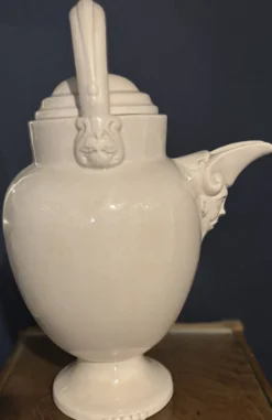 Grande aiguière en faïence blanche à bec verseur en tête de satyre XIXe