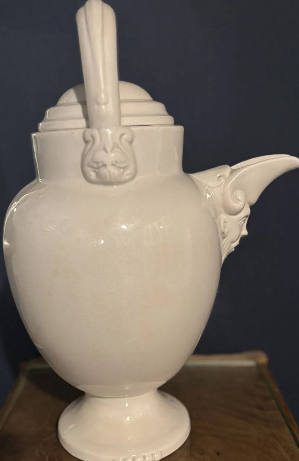 Grande aiguière en faïence blanche à bec verseur en tête de satyre XIXe
