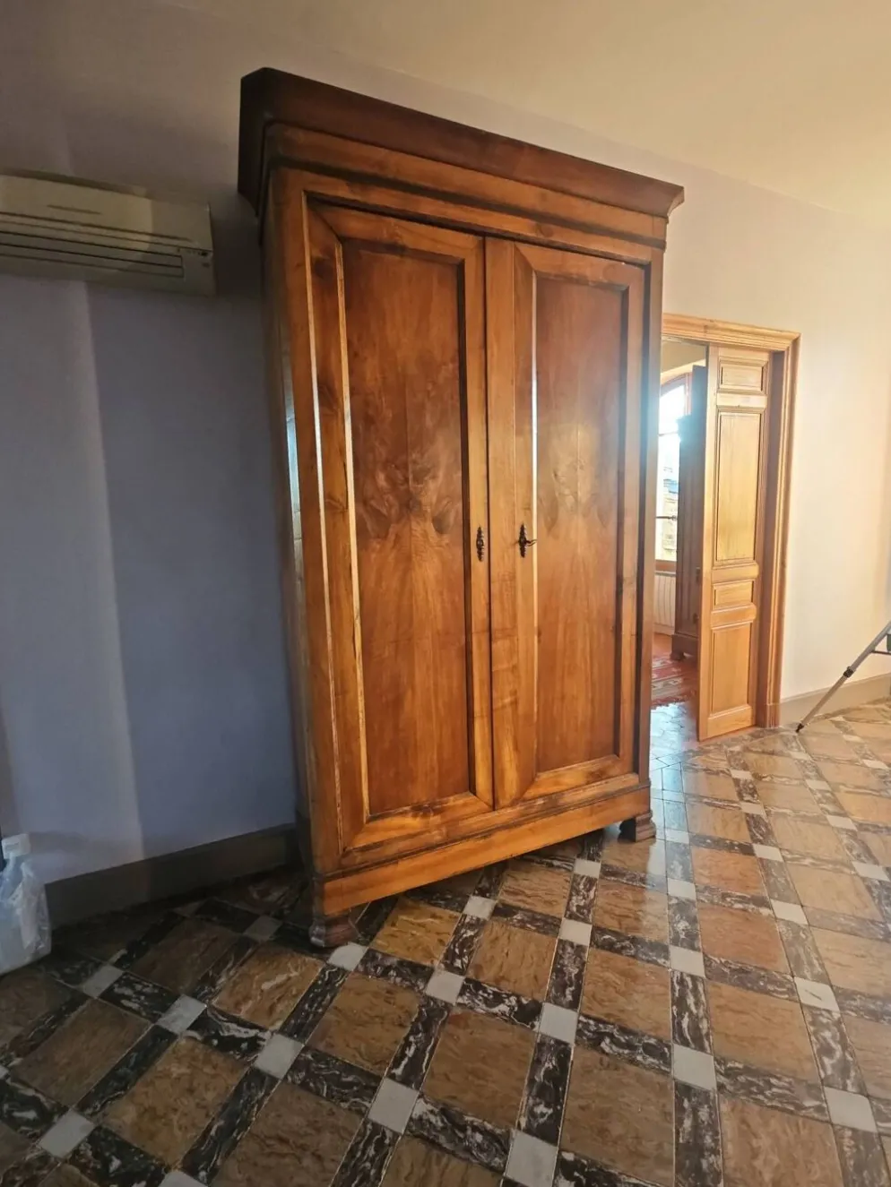Grande armoire ancienne en noyer – fin XIXᵉ siècle – patine d’origine