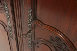 Grande armoire de mariage en bois sculpté Louis XVI, vers 1850