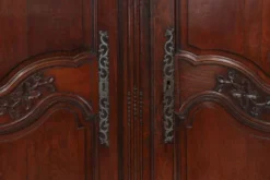Grande armoire de mariage en bois sculpté Louis XVI, vers 1850