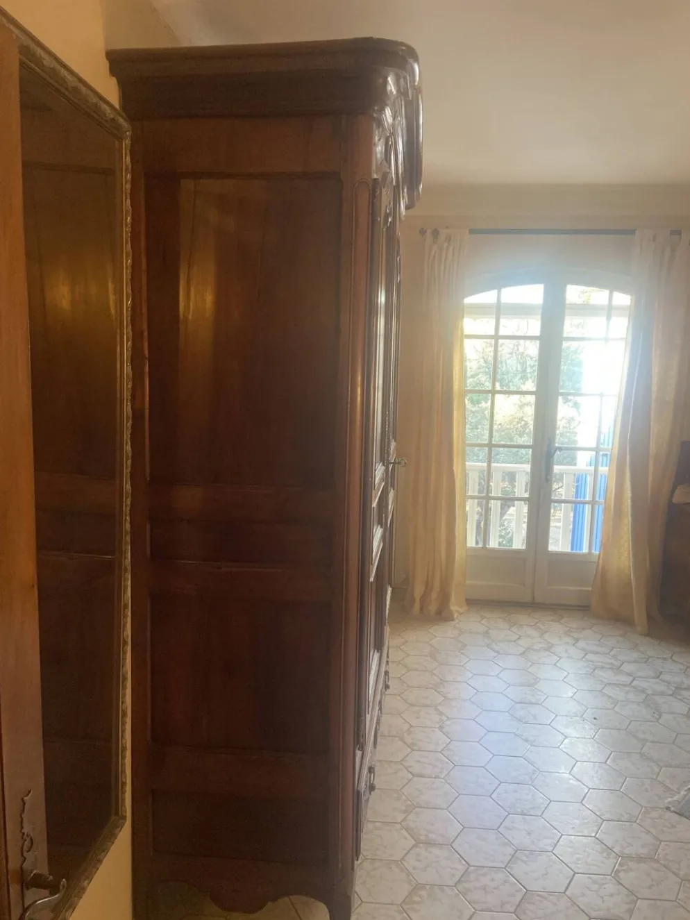 Grande armoire de mariage provençale de style Louis XV en noyer massif