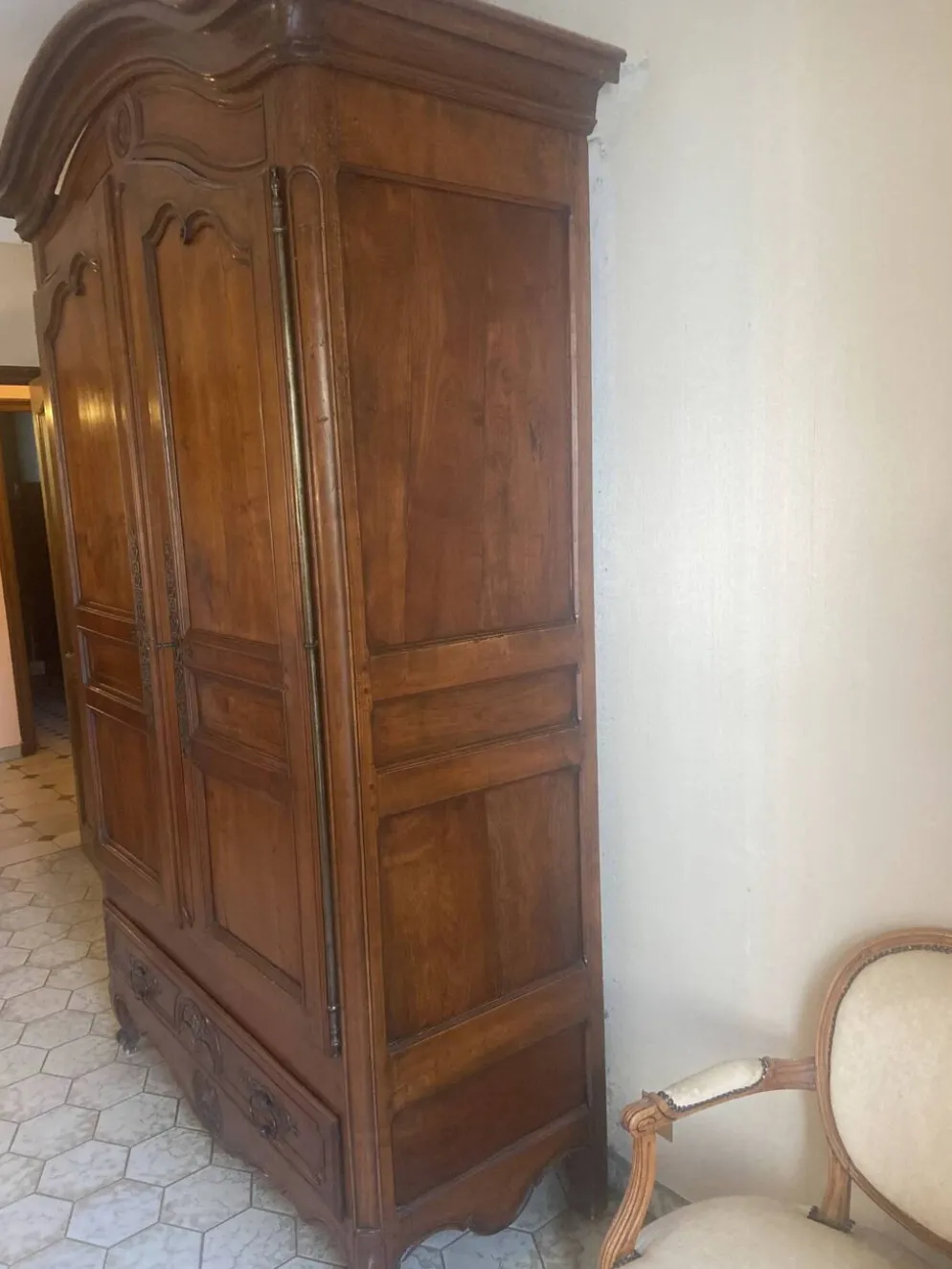 Grande armoire de mariage provençale de style Louis XV en noyer massif