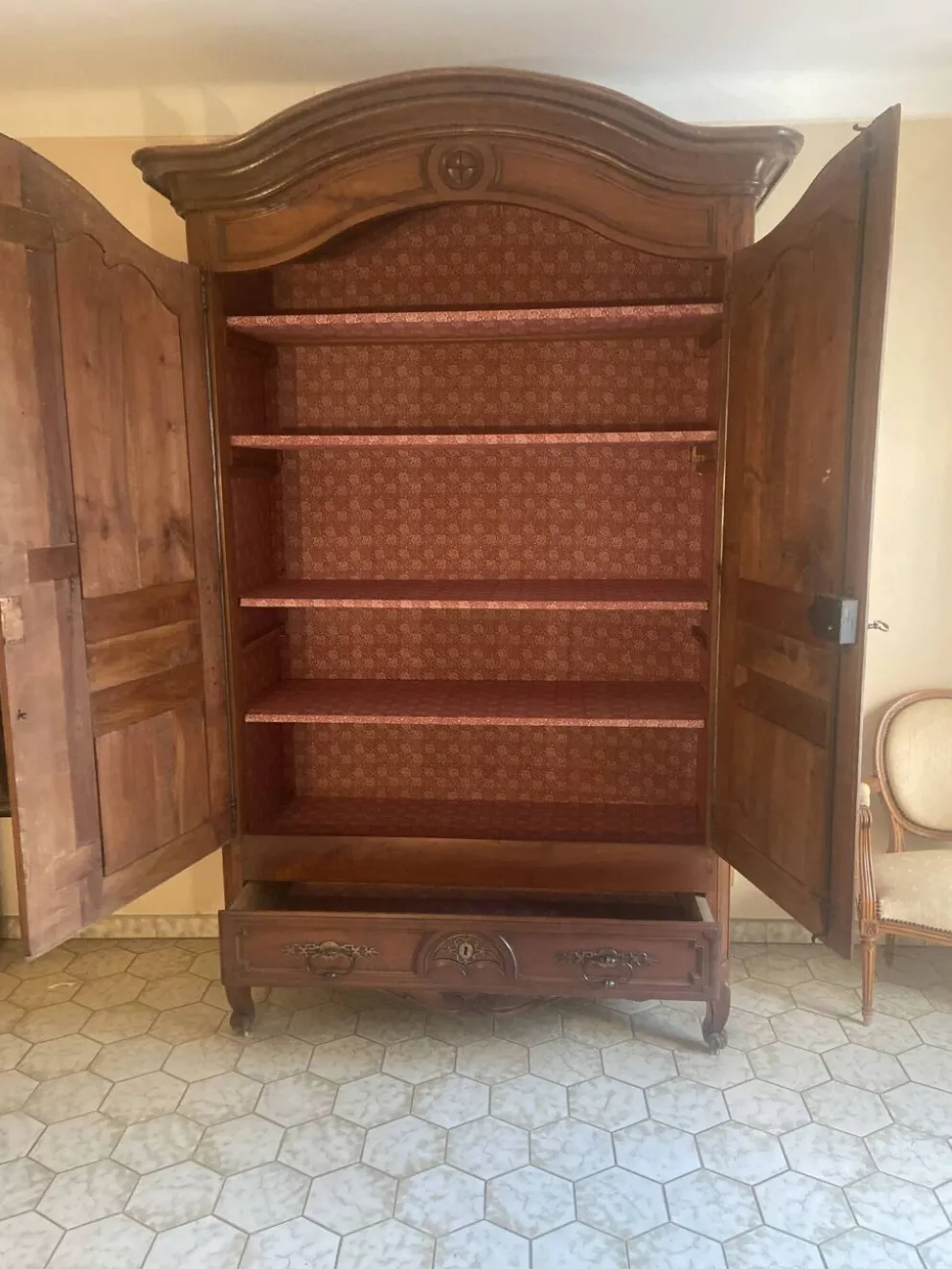 Grande armoire de mariage provençale de style Louis XV en noyer massif