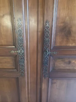 Grande armoire de mariage provençale de style Louis XV en noyer massif