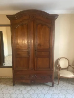 Grande armoire de mariage provençale de style Louis XV en noyer massif