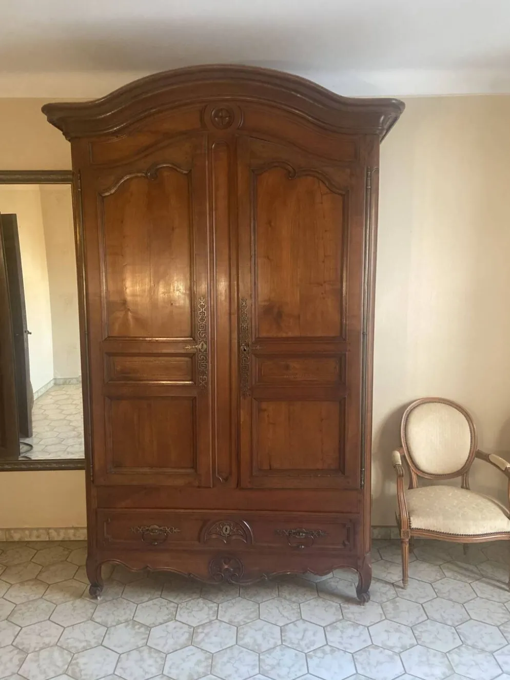 Grande armoire de mariage provençale de style Louis XV en noyer massif