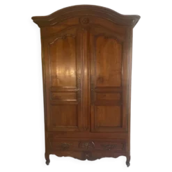 Grande armoire de mariage provençale de style Louis XV en noyer massif
