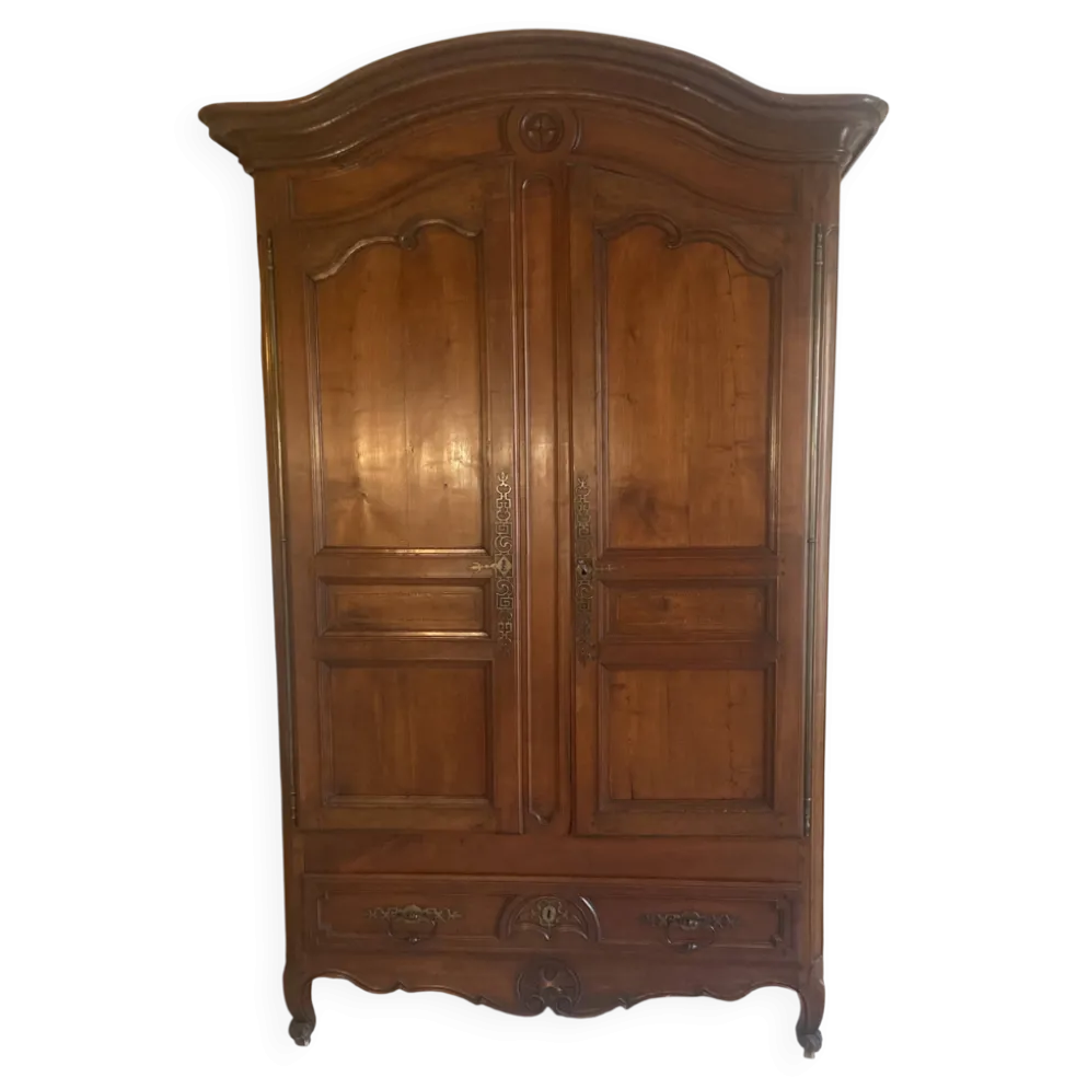 Grande armoire de mariage provençale de style Louis XV en noyer massif
