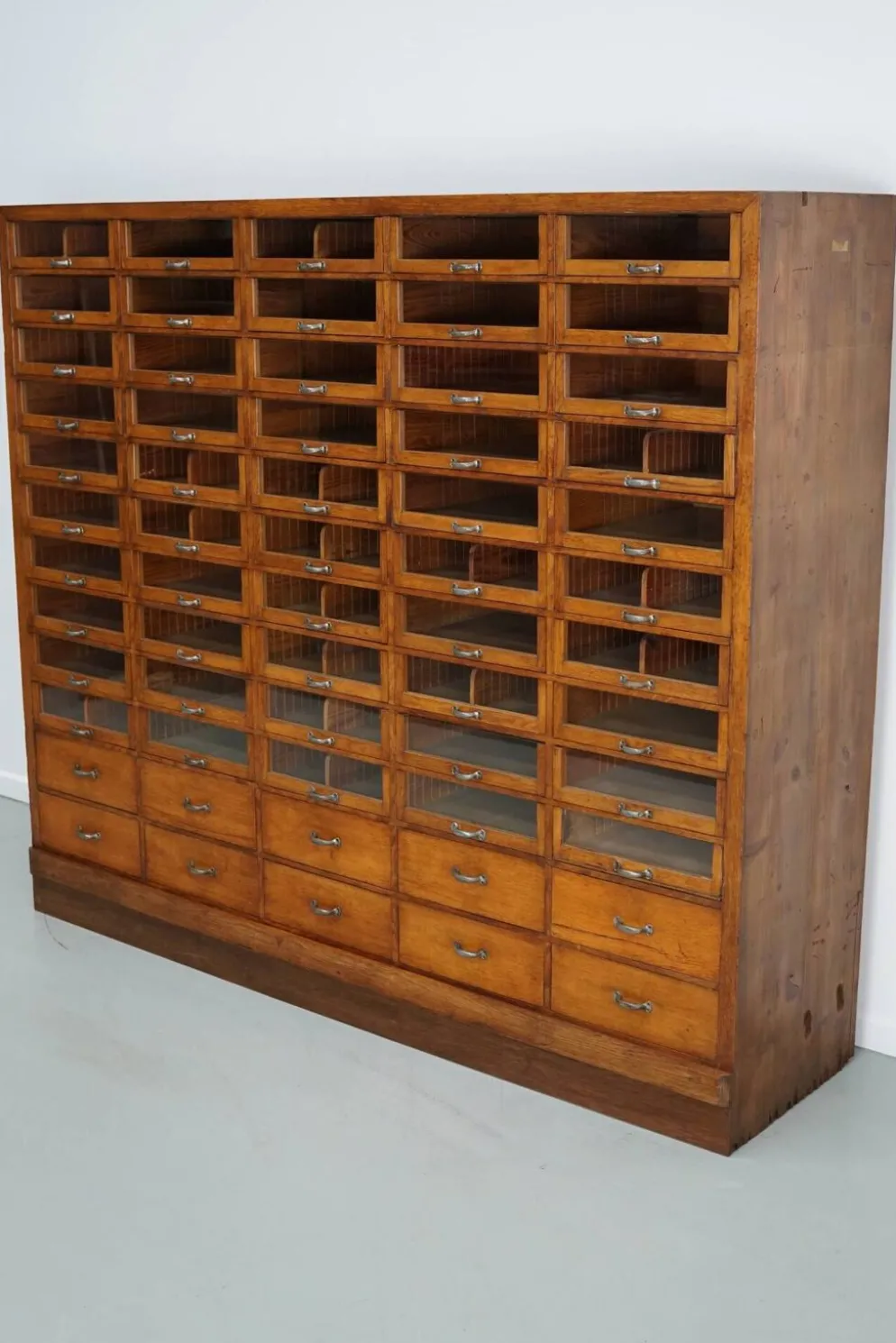 Grande armoire de mercerie allemande vintage en chêne, années 1940