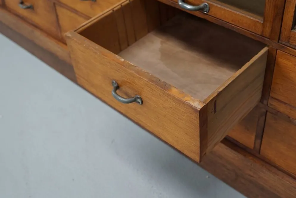 Grande armoire de mercerie allemande vintage en chêne, années 1940