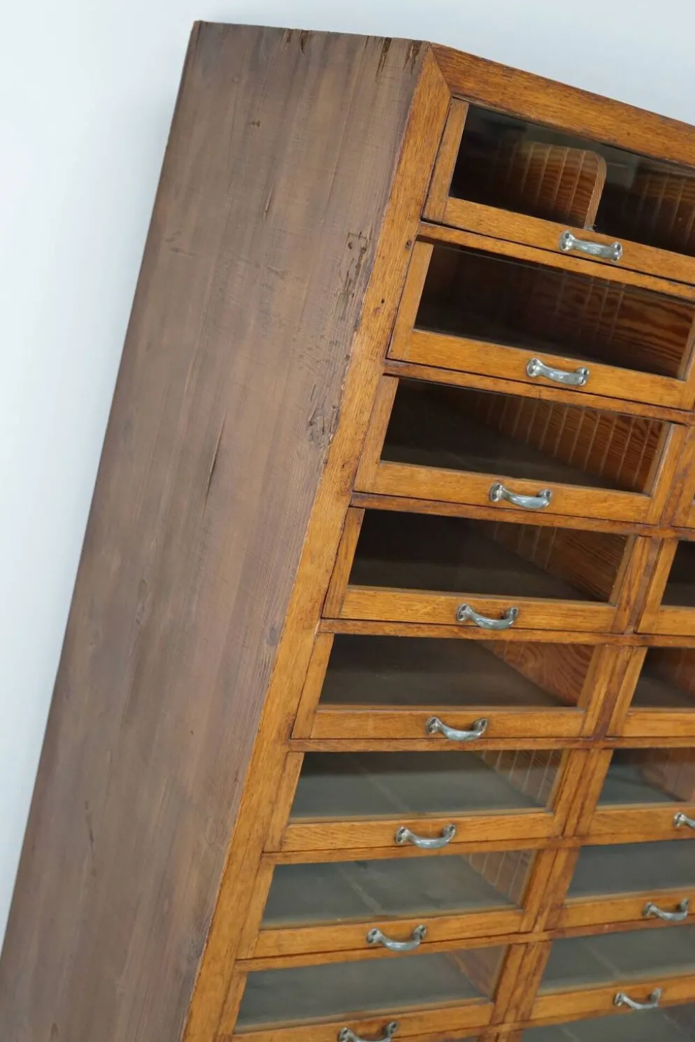 Grande armoire de mercerie allemande vintage en chêne, années 1940