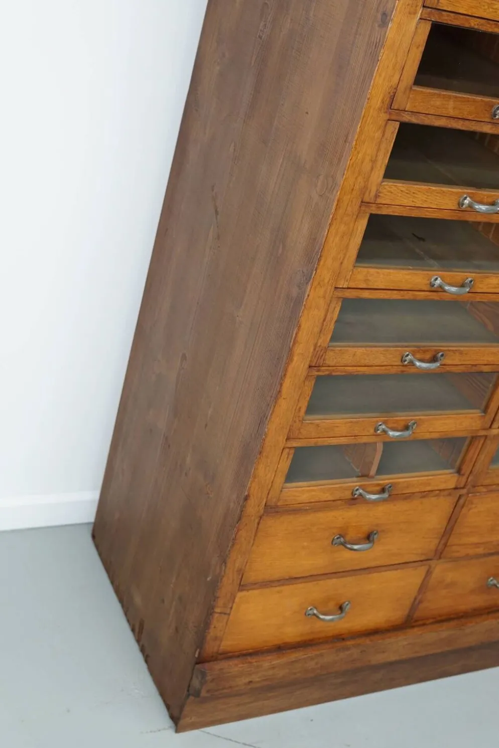 Grande armoire de mercerie allemande vintage en chêne, années 1940