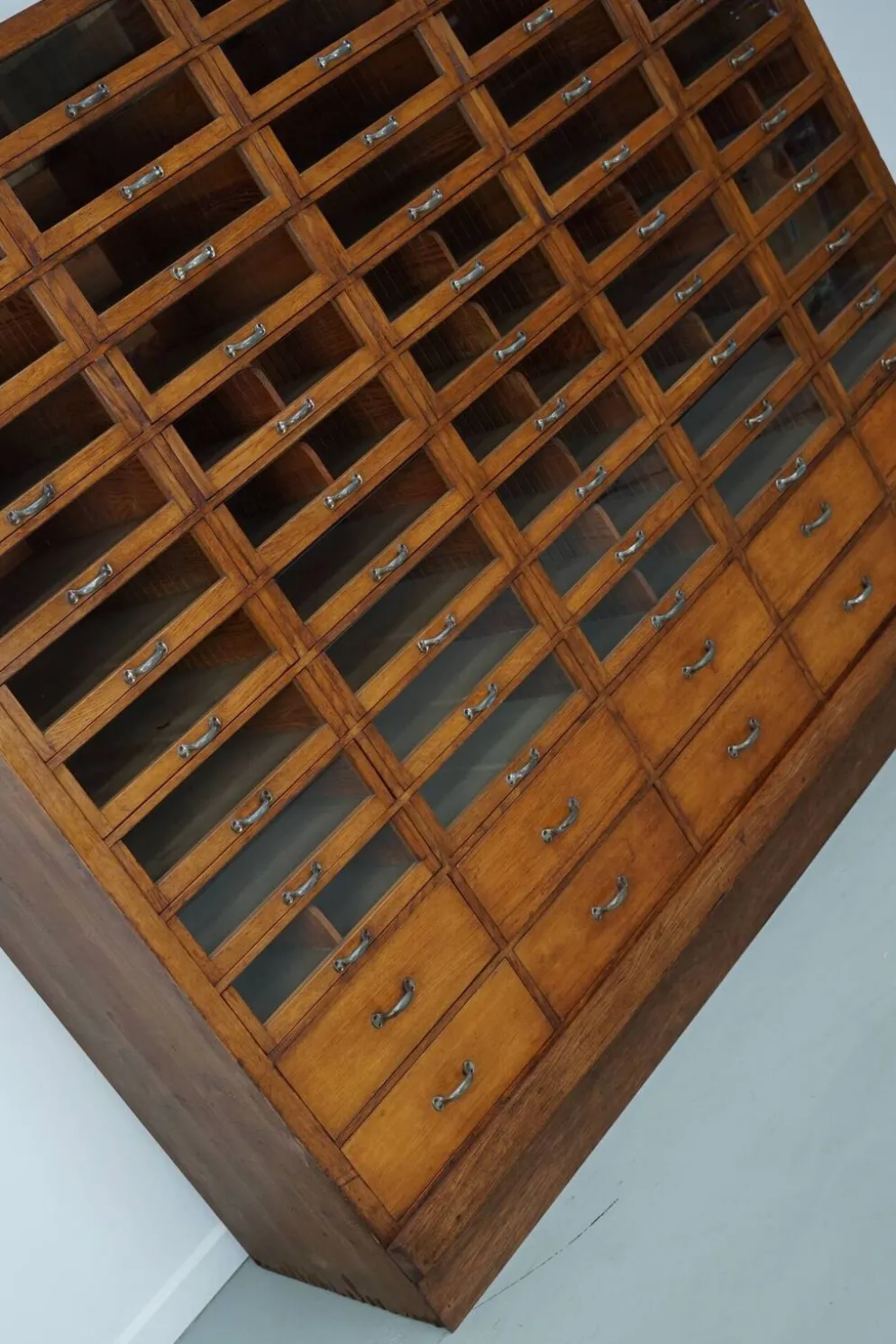 Grande armoire de mercerie allemande vintage en chêne, années 1940