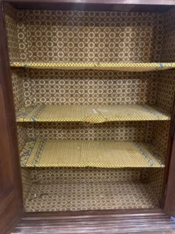 Grande armoire lingère de style Louis XIV en bois massif – XIXe siècle