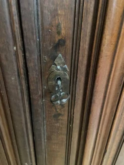 Grande armoire lingère de style Louis XIV en bois massif – XIXe siècle