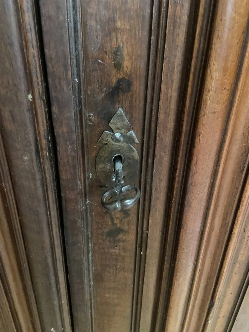 Grande armoire lingère de style Louis XIV en bois massif – XIXe siècle